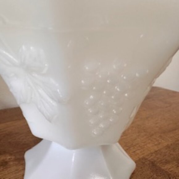 Vintage Milk‎ Glass Covered Candy Dish Grape Vine Embossed Footed Jar Octagonal - Picture 4 of 5